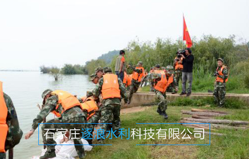 河南黃河沿岸地帶，利用防汛沙袋進行擋水工作